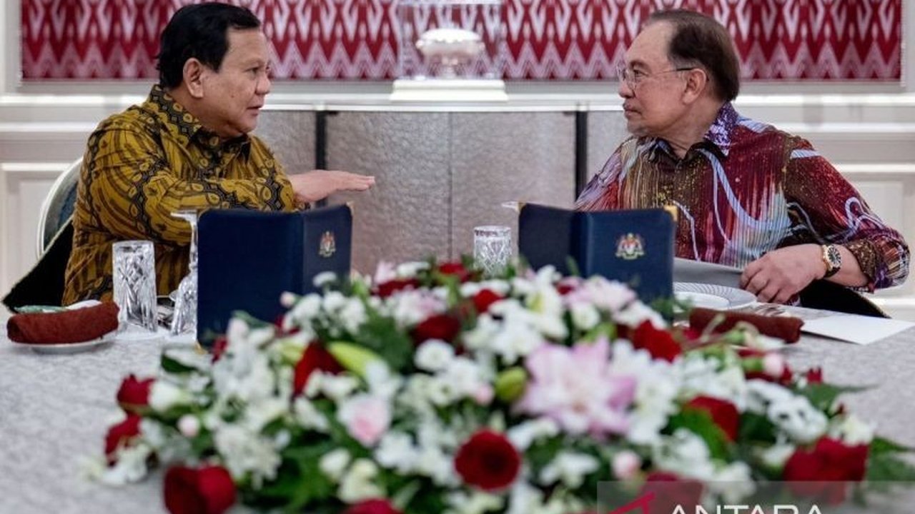 Presiden Prabowo Subianto dan PM Anwar Ibrahim membahas dampak kebijakan tarif impor AS era Trump terhadap ASEAN dan kerja sama bantuan bencana di Myanmar, dalam pertemuan silaturahmi di Putrajaya.