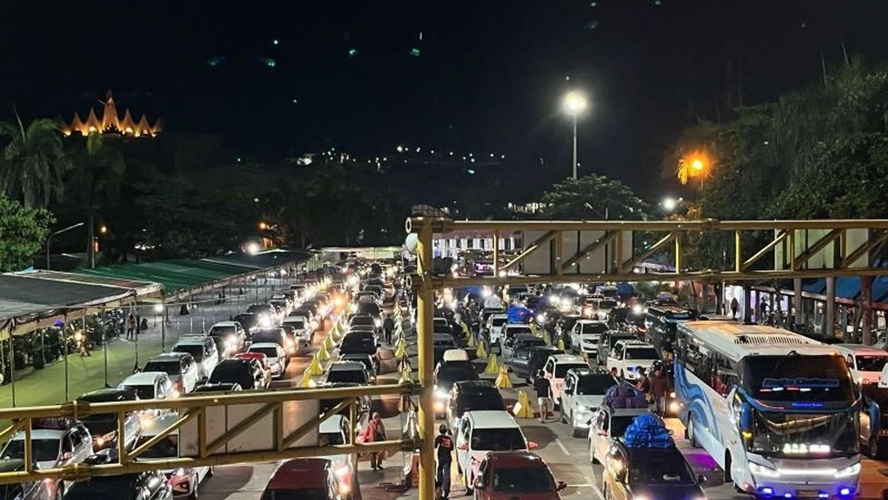 Pelabuhan Bakauheni dipadati pemudik hingga Senin dini hari pasca Lebaran,  ASDP menerapkan strategi delay system dan skrining tiket untuk mengurai kepadatan.