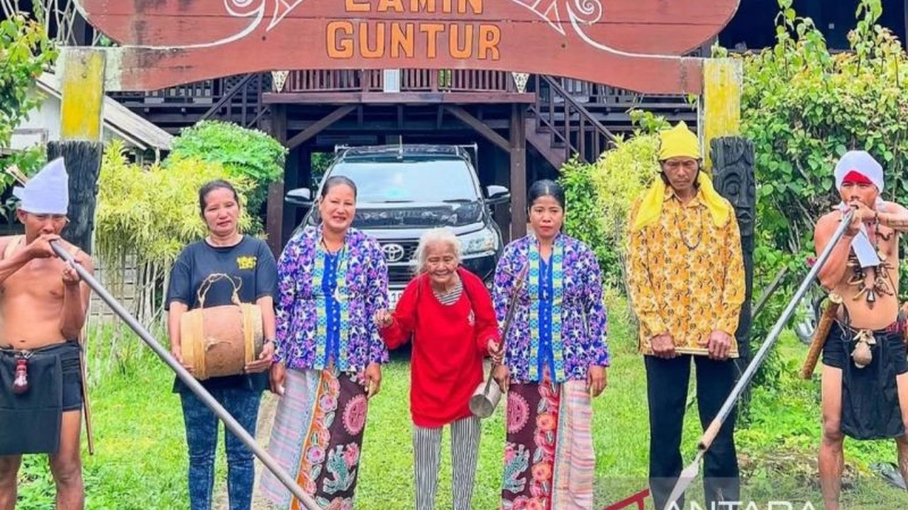 Lamin Guntur Ecolodge di Berau, Kalimantan Timur, menawarkan pesona pantai, gua kelelawar, dan kearifan lokal Dayak Basap dalam sebuah pengalaman menginap yang unik dan berkesan.