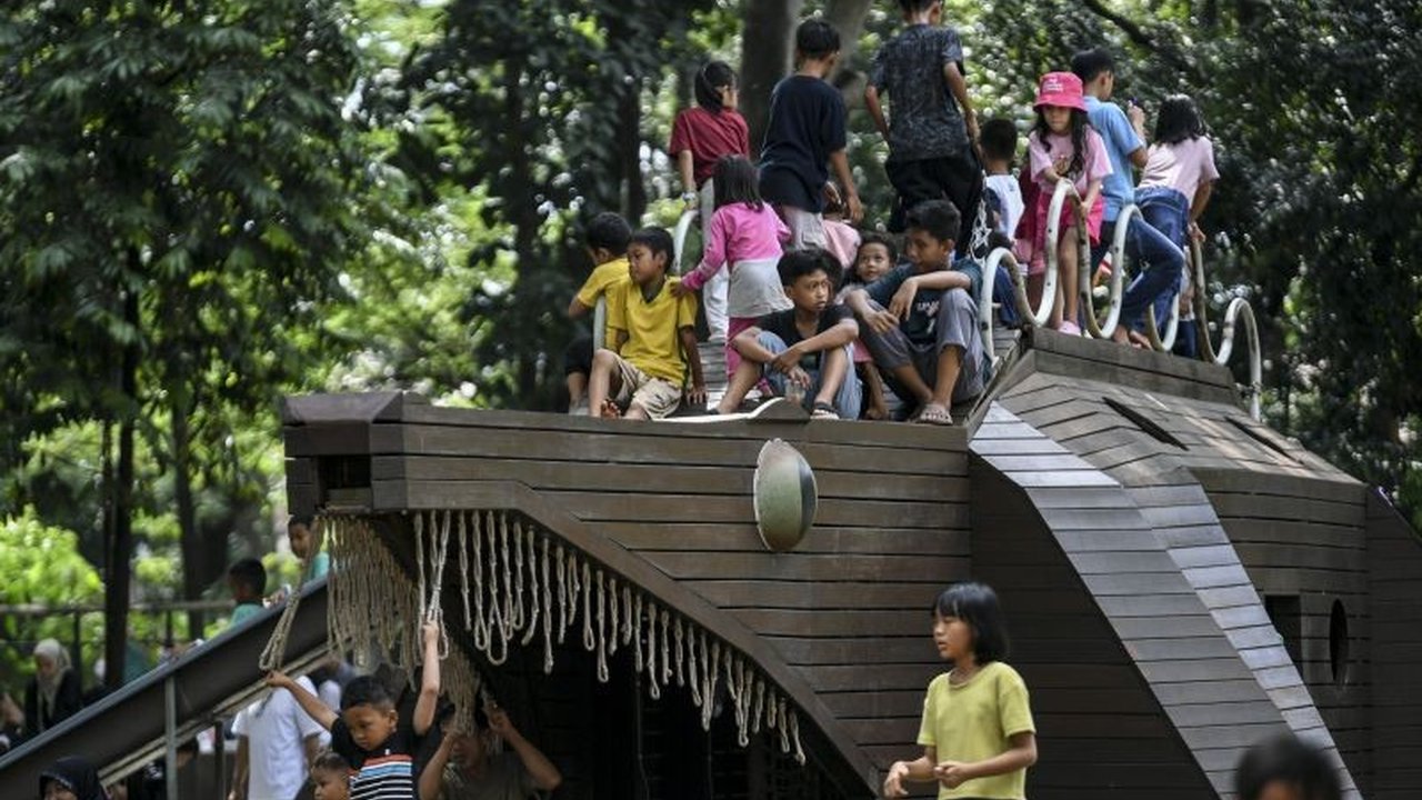 Psikolog berikan tips atasi kecemasan anak usai liburan panjang (post holiday blues) dengan strategi TERATUR: Terapkan jadwal, Evaluasi kebiasaan belajar, Rangsang interaksi, Aktifkan minat, Tumbuhkan positif, Ulangi rutinitas, Ringankan kecemasan.