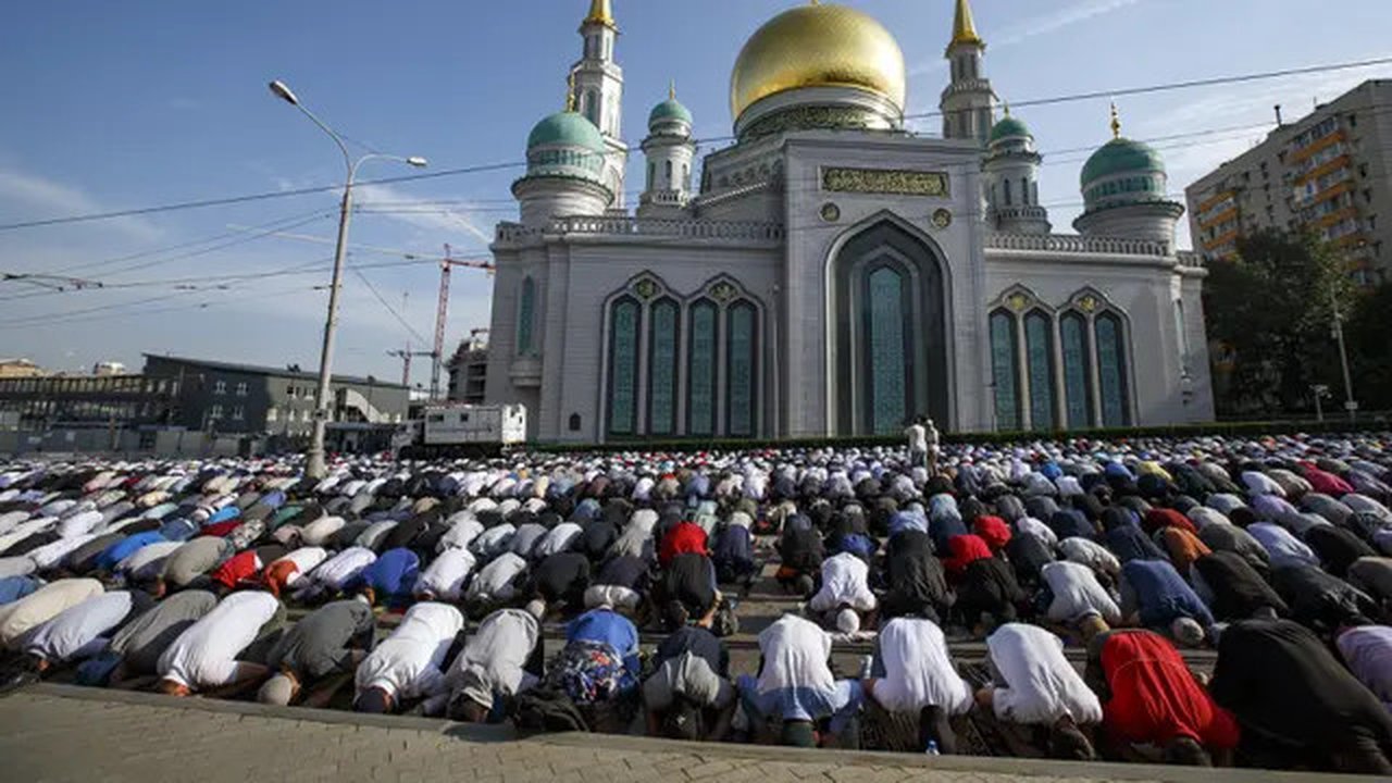 Umat muslim melaksanakan salat Idul Adha di luar Masjid Katedral Moskow, Moskow, Rusia, 9 Juli 2022. Umat muslim seluruh dunia merayakan Idul Adha atau Hari Raya Kurban untuk memperingati kes