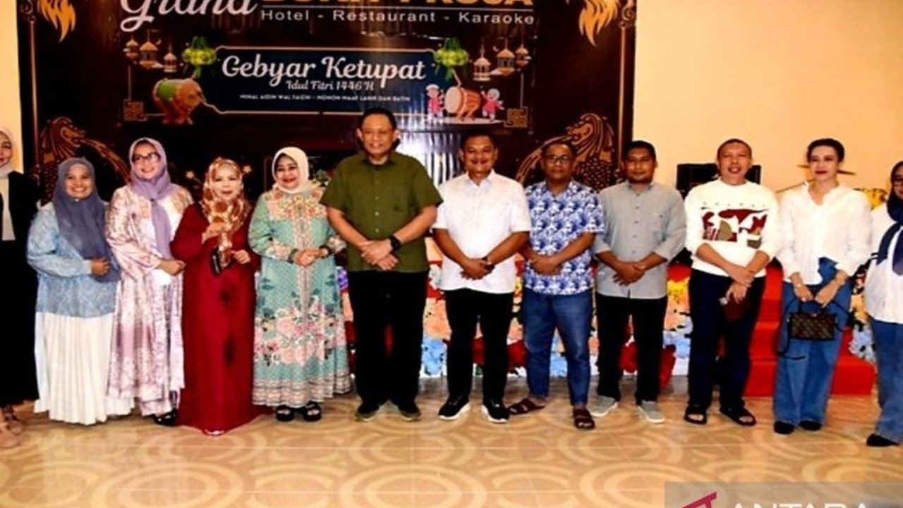 Gubernur Gorontalo, Gusnar Ismail, menerbitkan SK yang melarang seluruh kegiatan pemerintahan provinsi di luar daerah untuk mengoptimalkan pertumbuhan ekonomi lokal dan memberdayakan UMKM Gorontalo.