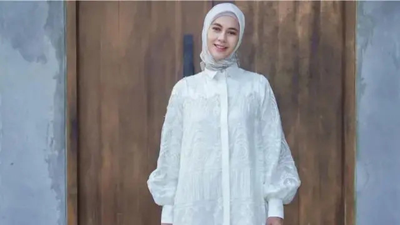 Inspirasi Baju Brokat Paula Verhoeven (credit: instagram @paula_verhoeven).