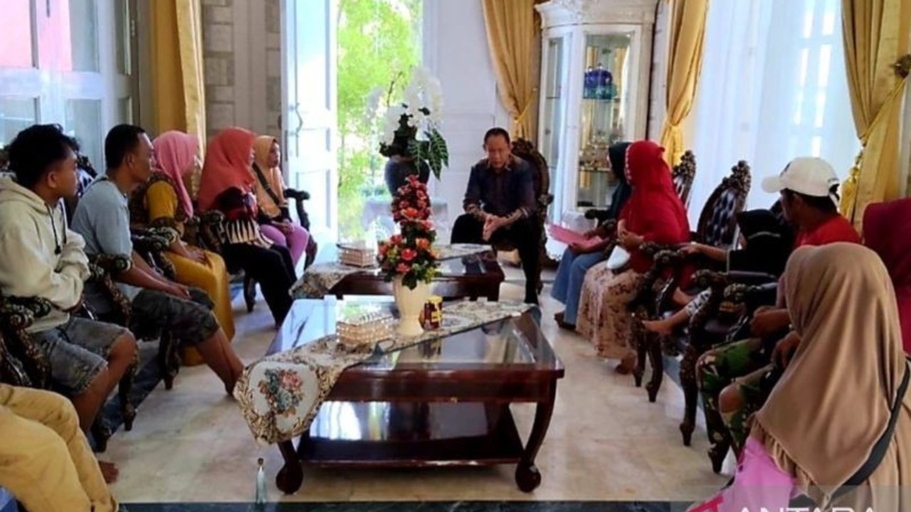 Gubernur Gorontalo, Gusnar Ismail, berupaya mencari solusi terbaik terkait relokasi belasan pedagang di Pelabuhan Perikanan Indonesia (PPI) Tenda yang dikeluhkan akan mengganggu perekonomian mereka.