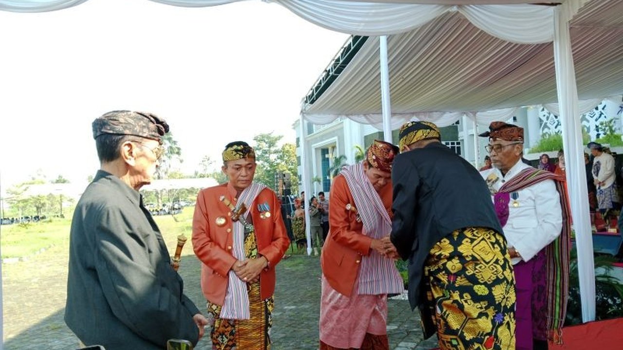 Perayaan Lebaran Topat di Lombok Tengah, NTB, terbukti mampu mendorong pertumbuhan ekonomi masyarakat setempat melalui peningkatan konsumsi bahan pangan lokal dan produk kerajinan.