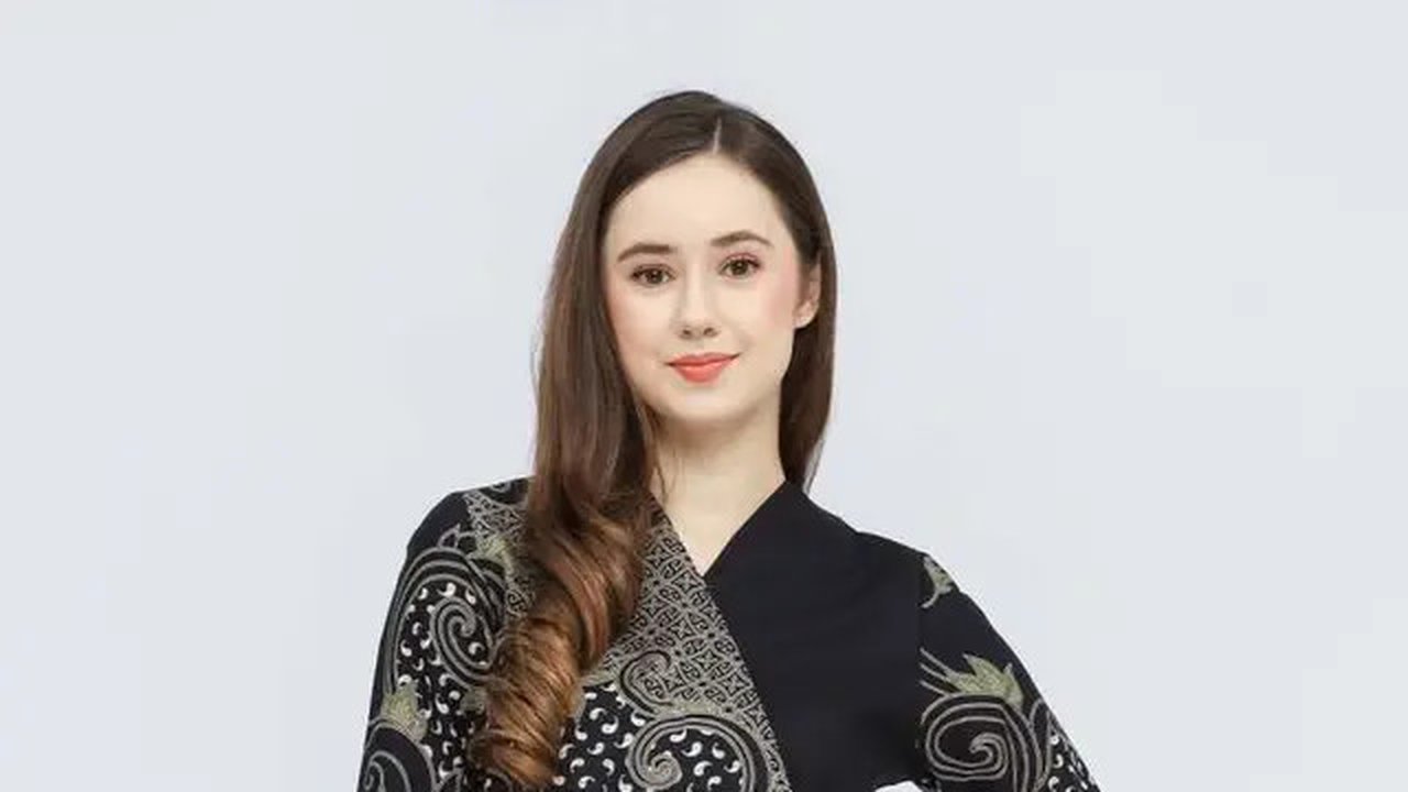 Inspirasi Model Atasan Batik Wanita untuk Tampilan Santai dan Elegan, Wajib Dimiliki di 2025 (source: blibli)