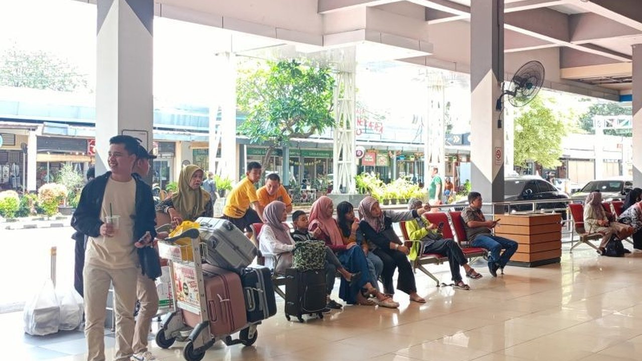 Bandara Halim Perdanakusuma alami peningkatan penundaan penerbangan dari Denpasar dan Surabaya selama arus balik Lebaran 2025, disebabkan cuaca buruk dan kondisi pesawat.