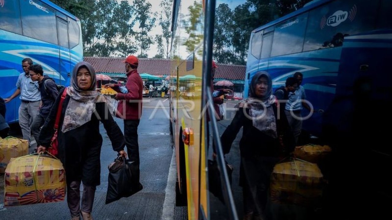 Terminal Poris Plawad, Kota Tangerang,  catat lonjakan penumpang keberangkatan mudik Lebaran 2025 mencapai 10.671 orang, dengan program mudik gratis Kemenhub turut berkontribusi.