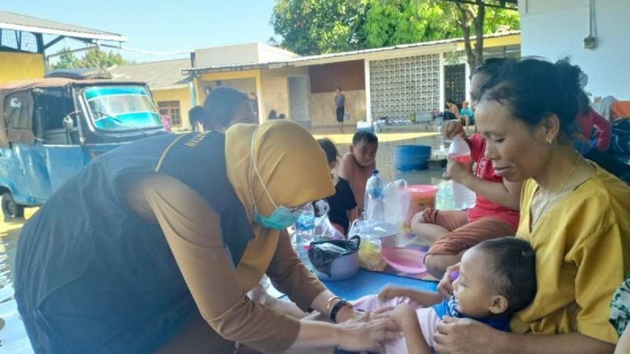 Dinas Kesehatan Kota Tangerang kerahkan petugas medis untuk memeriksa kesehatan warga terdampak banjir di rumah dan posko pengungsian, menyusul hujan lebat yang melanda beberapa wilayah.