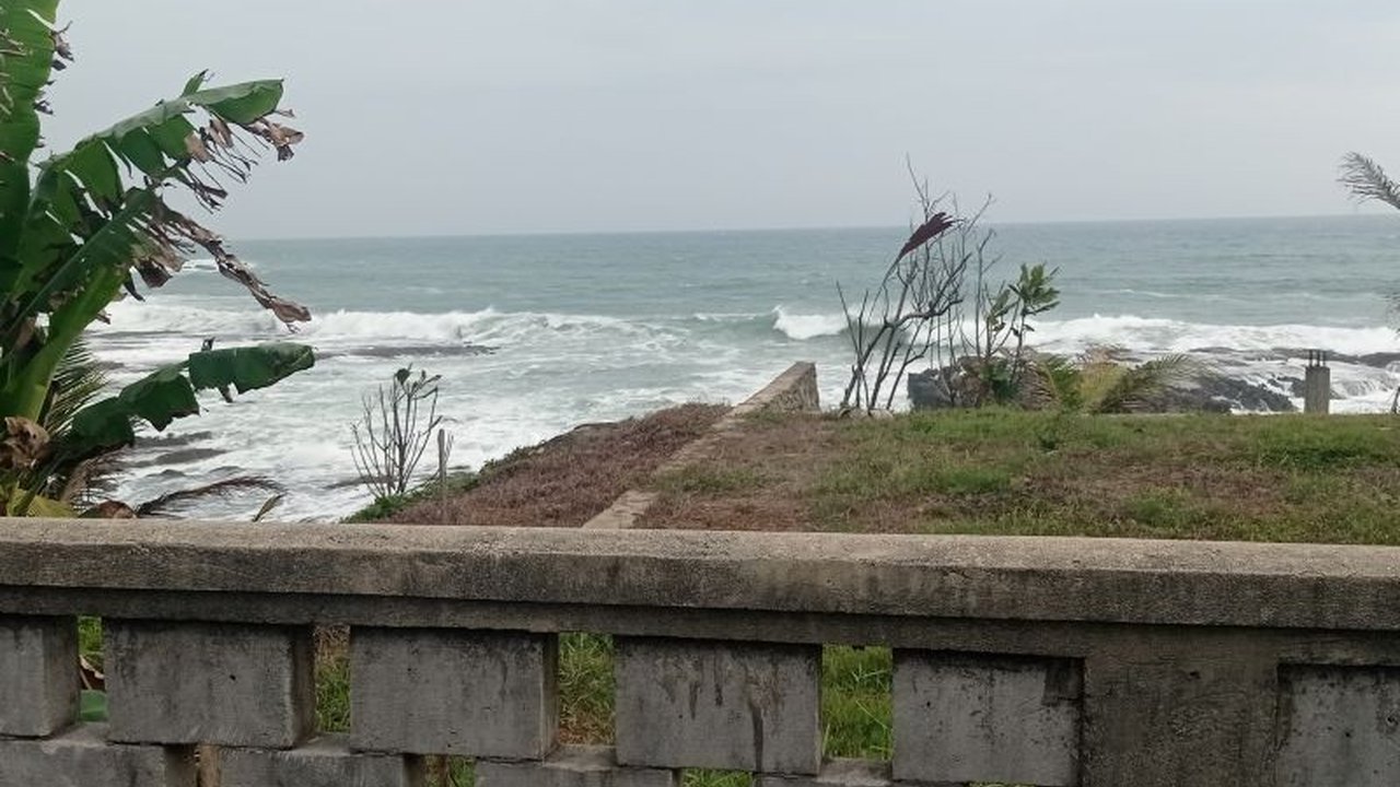 BMKG memperingatkan potensi gelombang laut hingga 2,5 meter di perairan Banten, meminta pelaku pelayaran dan wisatawan untuk waspada.