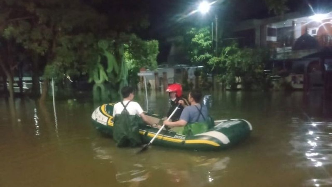 Banjir yang melanda enam kecamatan di Kota Tangerang akibat hujan deras Minggu malam mulai surut, dan warga terdampak mulai dapat beraktivitas normal kembali.