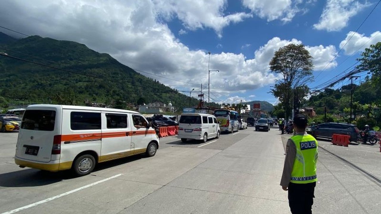 Meski arus balik Lebaran di Garut sudah mulai normal, Polres Garut tetap siaga penuh di jalur rawan kemacetan, mengantisipasi lonjakan kendaraan menjelang sore hingga malam hari.
