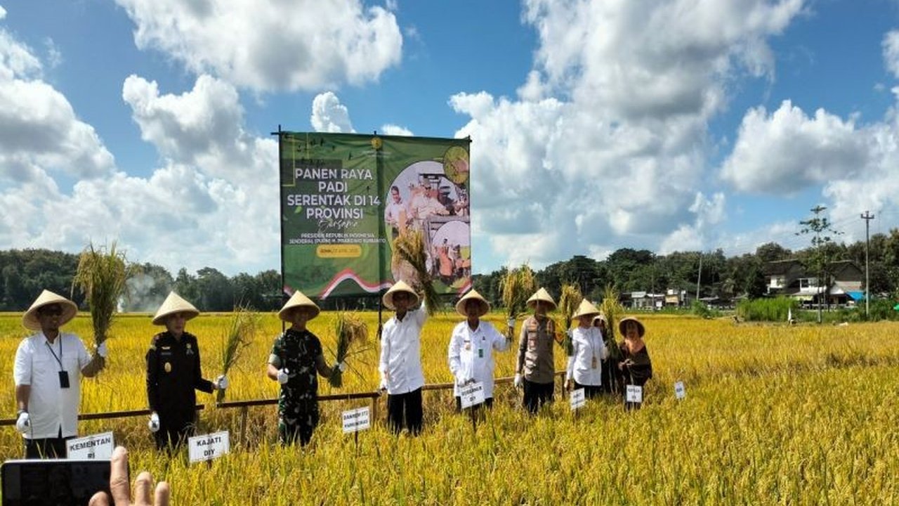 Gubernur DIY meminta petani Kulon Progo mendaftarkan lahan sawah mereka sebagai lahan abadi untuk menjamin ketahanan pangan dan mendapatkan perlindungan pemerintah.