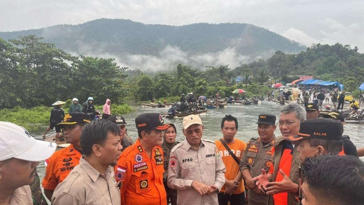 Banjir di Jalan Trans Sulawesi, Konawe Utara, Sultra, memutus akses jalan; Pemprov mengusulkan pembangunan jembatan bailey sementara dan jembatan layang permanen sebagai solusi.