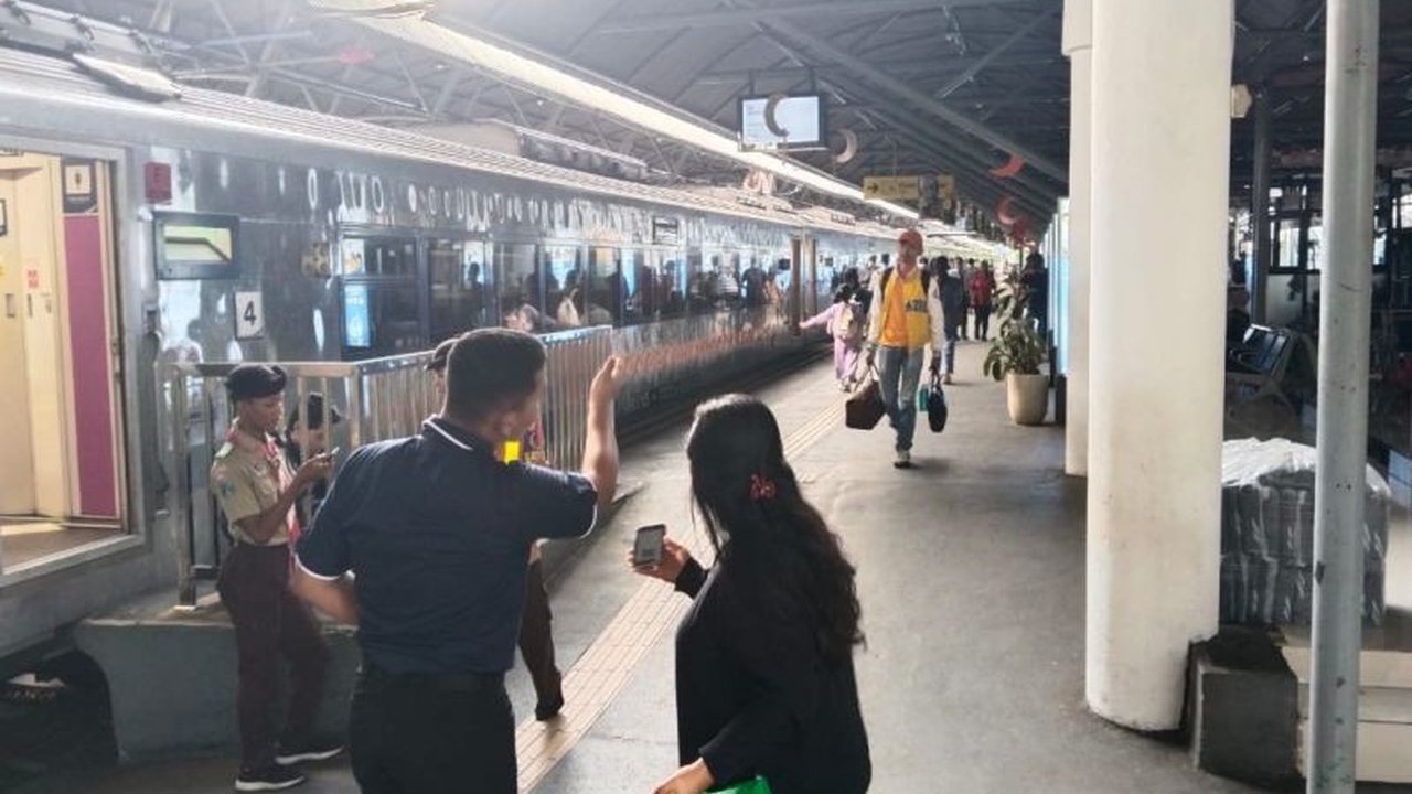PT KAI Daop 8 Surabaya berhasil mengangkut 788.260 penumpang selama periode angkutan Lebaran 2025, dengan Stasiun Gubeng, Pasarturi, dan Malang sebagai stasiun tersibuk.
