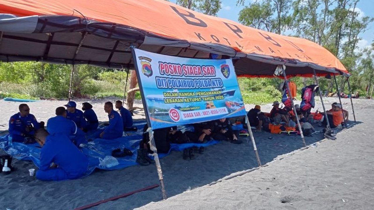 Puluhan personel gabungan dari Ditpolairud Polda NTB dan BPBD Kota Mataram bersiaga mengamankan perayaan Lebaran Ketupat di sejumlah pantai Kota Mataram untuk mengantisipasi hal-hal yang tidak diinginkan.
