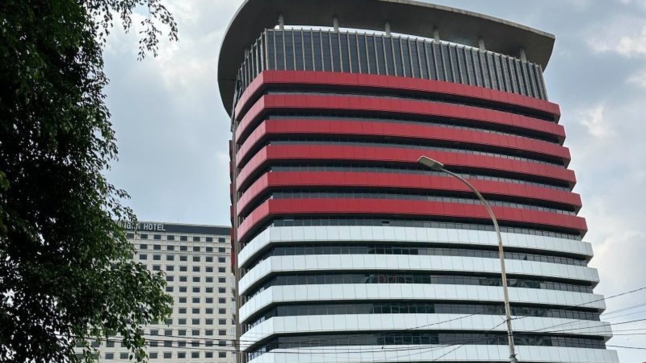 KPK menyatakan belum menjadwalkan pemanggilan Ridwan Kamil terkait dugaan korupsi proyek iklan di Bank BJB, meskipun kerugian negara ditaksir mencapai Rp222 miliar dan lima tersangka telah ditetapkan.