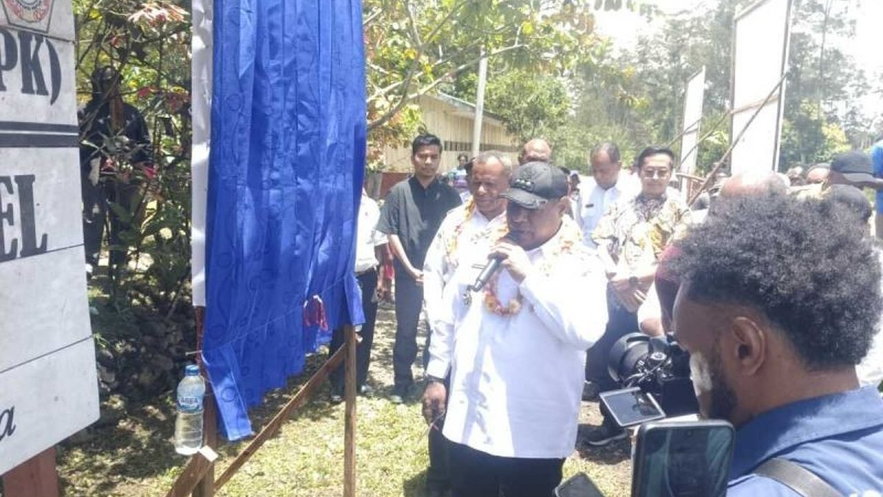 Pemkab Jayawijaya resmikan program sekolah sepanjang hari di YPPK Santo Michael Hepuba, Distrik Asolokobal, Papua Pegunungan, sebagai upaya mencerdaskan generasi muda dan pemerataan pendidikan.
