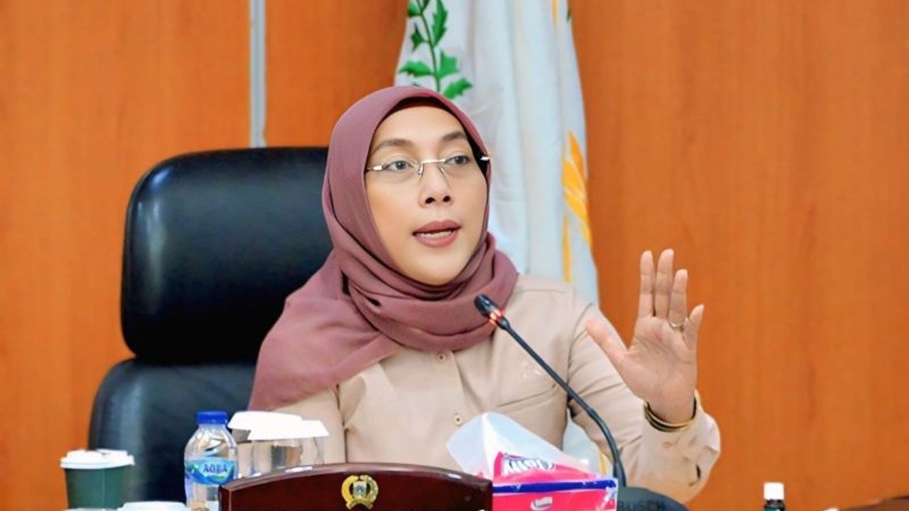 Politisi PDIP memastikan Gubernur dan Wagub DKI Jakarta tidak akan mengenakan pajak pada pedagang kantin sekolah, malah akan fokus pada bantuan untuk UMKM senilai Rp300 miliar.