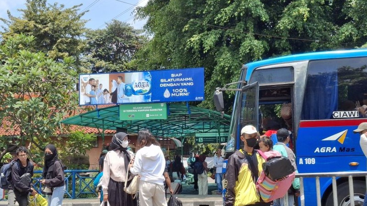 Terminal Kampung Rambutan mencatat penurunan signifikan penumpang dan bus selama arus mudik dan balik Lebaran 2025, diduga karena program mudik gratis.