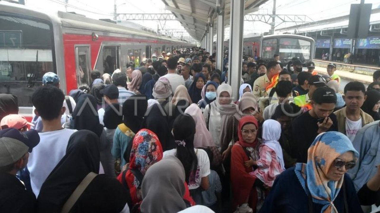 Pemerintah Kota Tangerang mencatat ratusan ribu penumpang kereta api selama periode Lebaran 2025, dengan Stasiun Tangerang dan Poris Plawad menjadi stasiun keberangkatan tersibuk.