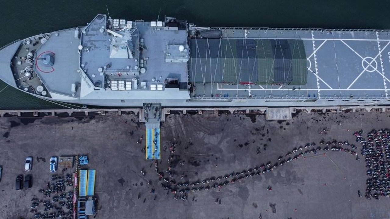 TNI Angkatan Laut menyediakan layanan mudik gratis via laut menggunakan KRI Banjarmasin-592 untuk membantu pemudik kembali ke Jakarta setelah Lebaran 2025.