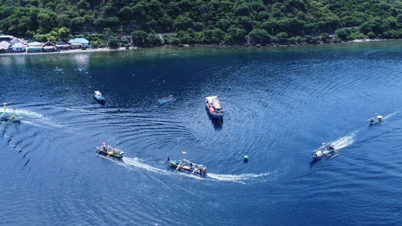 Ratusan perahu hias dari nelayan memeriahkan parade Gebyar Ketupat Bahari di Gorontalo, sebuah tradisi tahunan yang memperkuat silaturahmi dan rasa syukur masyarakat.