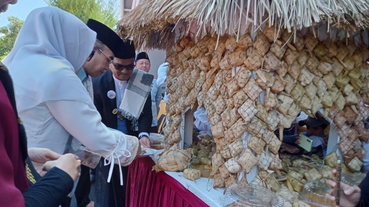 Pemerintah Kota Mataram menggelar Lebaran Topat 1446 H/2025 M sebagai sarana silaturahmi, rekreasi, dan hiburan masyarakat, sekaligus melestarikan tradisi budaya lokal.