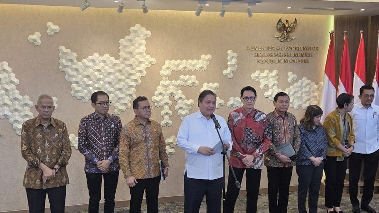Pemerintah Indonesia menyiapkan sejumlah paket negosiasi, termasuk revitalisasi TIFA dan deregulasi NTM, untuk menghadapi kebijakan tarif resiprokal AS, serta berupaya mencapai kesepakatan bersama negara-negara ASEAN.