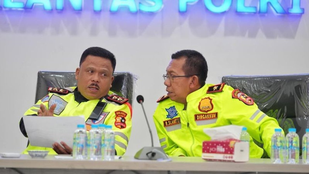 Kakorlantas Polri melaporkan penurunan signifikan angka kecelakaan lalu lintas dan korban meninggal selama Operasi Ketupat 2025, dengan puncak arus balik diperkirakan terjadi malam ini.