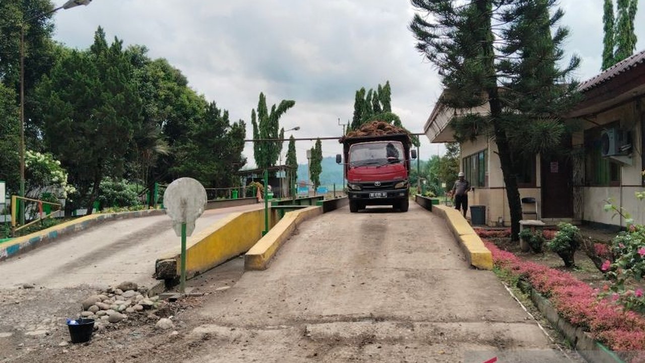 Seluruh pabrik kelapa sawit di Kabupaten Mukomuko, Bengkulu, telah beroperasi kembali setelah libur Lebaran, dengan harga TBS bervariasi antar pabrik.