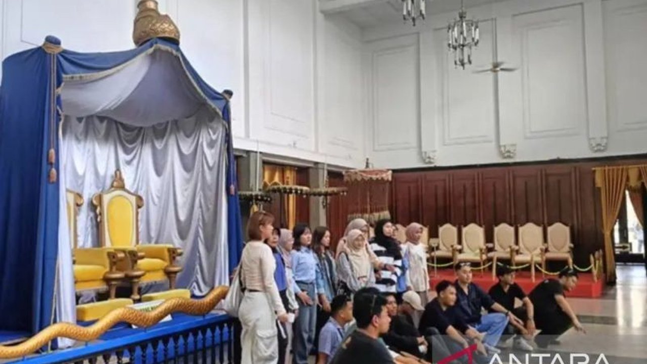 Museum Mulawarman di Kutai Kartanegara, Kalimantan Timur, mengalami lonjakan kunjungan wisatawan hingga 500-700 orang per hari selama Lebaran 2025, berkat kebijakan gratis tiket masuk dan peningkatan layanan.