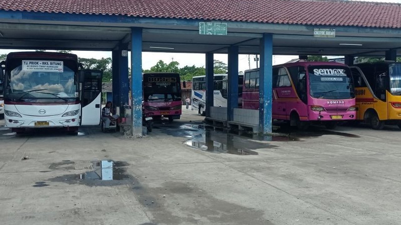 Terminal Bus Rangkasbitung di Lebak, Banten masih ramai pemudik arus balik pada H+7 Lebaran, terutama menuju Jabodetabek dan Bandung, karena banyak yang baru kembali bekerja pada 9 April.