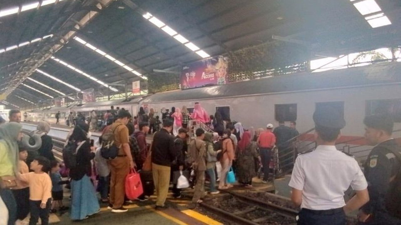 PT Kereta Api Indonesia (KAI) Divre IV Tanjungkarang mencatat lonjakan signifikan 20 persen penumpang kereta api selama arus balik Lebaran 2025, mencapai 28.343 penumpang.