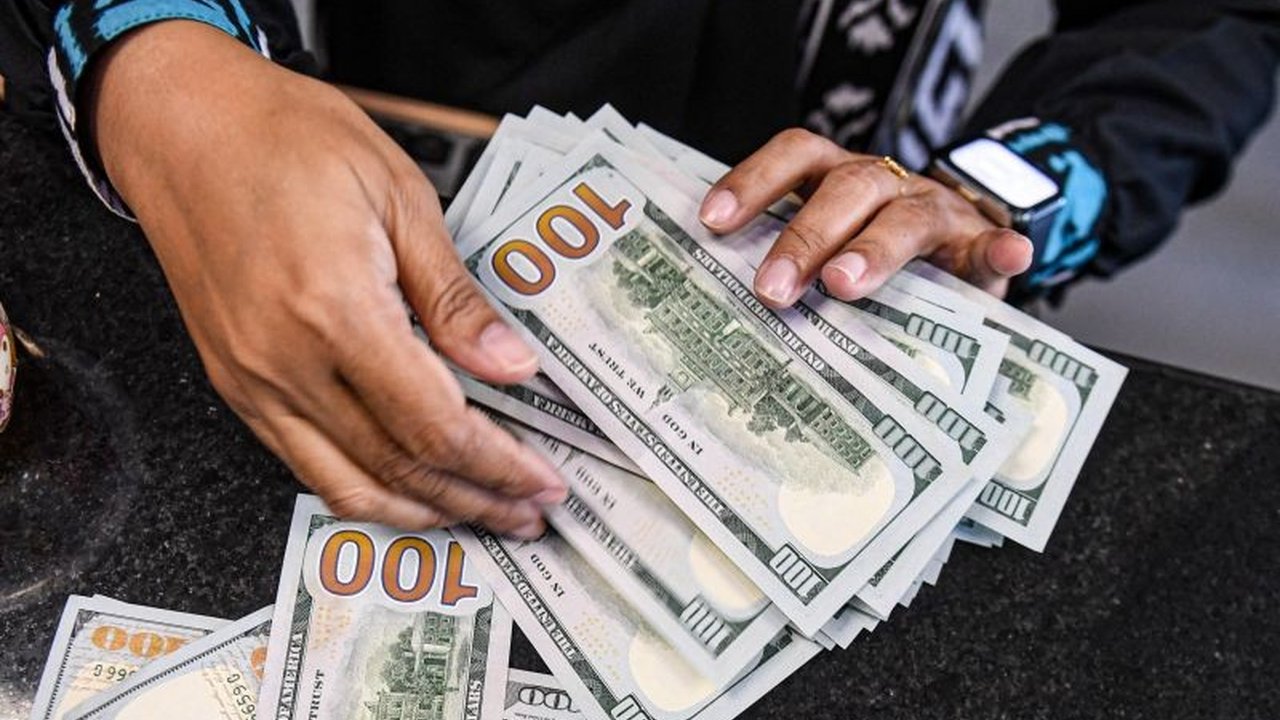 Bank Indonesia (BI) melakukan intervensi di pasar valas untuk menstabilkan rupiah akibat tekanan global pasca kebijakan tarif resiprokal AS dan China.