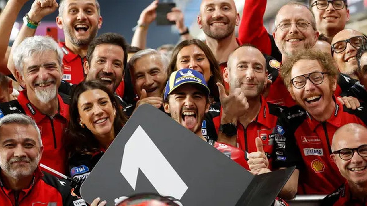 Pembalap Ducati Lenovo, Francesco Bagnaia (tengah) berfoto bersama dengan anggota timnya setelah menjuarai Grand Prix MotoGP Qatar di Sirkuit Internasional Lusail, Doha, 10 Maret 2024. (KARIM