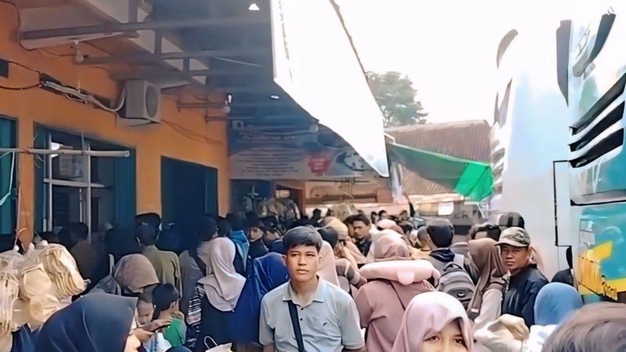 Ribuan pemudik memadati Terminal Muaradua, OKU Selatan, Sumatera Selatan, pada puncak arus balik Lebaran 2025, dengan tujuan utama Jabodetabek.