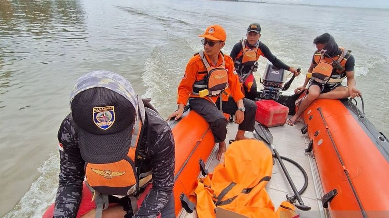 Tim SAR gabungan masih terus berupaya menemukan Rama Yani (32) yang hilang di Sungai Batang Muar, Mukomuko, Bengkulu, sejak Jumat malam lalu, meskipun pencarian telah diperpanjang.
