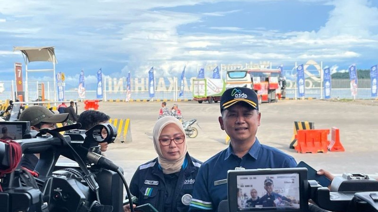 PT ASDP cabang Bakauheni mencatat 303.993 pemudik telah kembali ke Jawa pada puncak arus balik Lebaran 2025, namun masih ada 72 ribu kendaraan yang belum menyeberang.