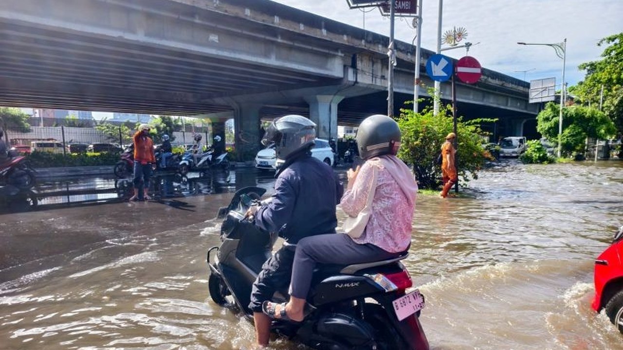 Hujan deras menyebabkan Jalan Outer Ring Road Kembangan terendam banjir hingga 30 cm, mengakibatkan kendaraan roda dua mogok dan petugas masih melakukan penanganan.