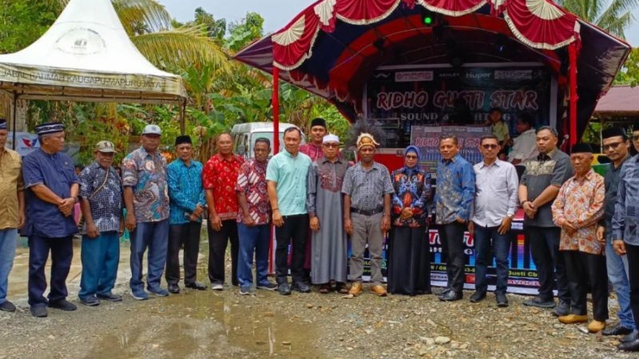 DPRK Mimika menggelar halal bihalal dengan membagikan 1.000 ketupat, bertujuan mempererat hubungan dengan warga dan meningkatkan toleransi antar-umat beragama di Distrik Mimika Timur.