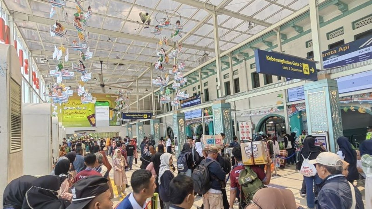 Sebanyak 19.581 pemudik tiba di Stasiun Pasar Senen, Jakarta, pada puncak arus balik Lebaran 2025, Senin (7/4), dengan total kedatangan penumpang di Daop 1 Jakarta mencapai lebih dari 50.000 orang.