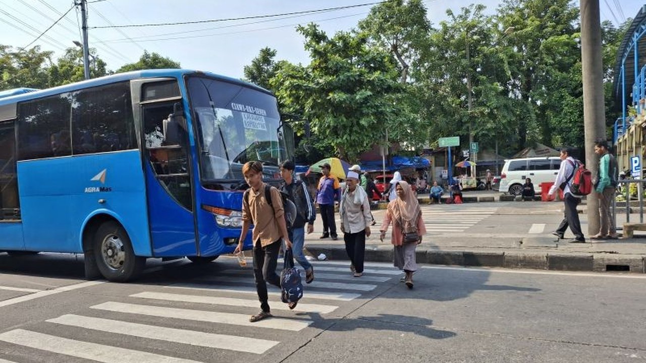 Terminal Kampung Rambutan mencatat puncak arus balik Lebaran 2025 pada 5 April dengan jumlah penumpang mencapai 12.169 orang, lebih tinggi dibandingkan hari-hari lainnya.
