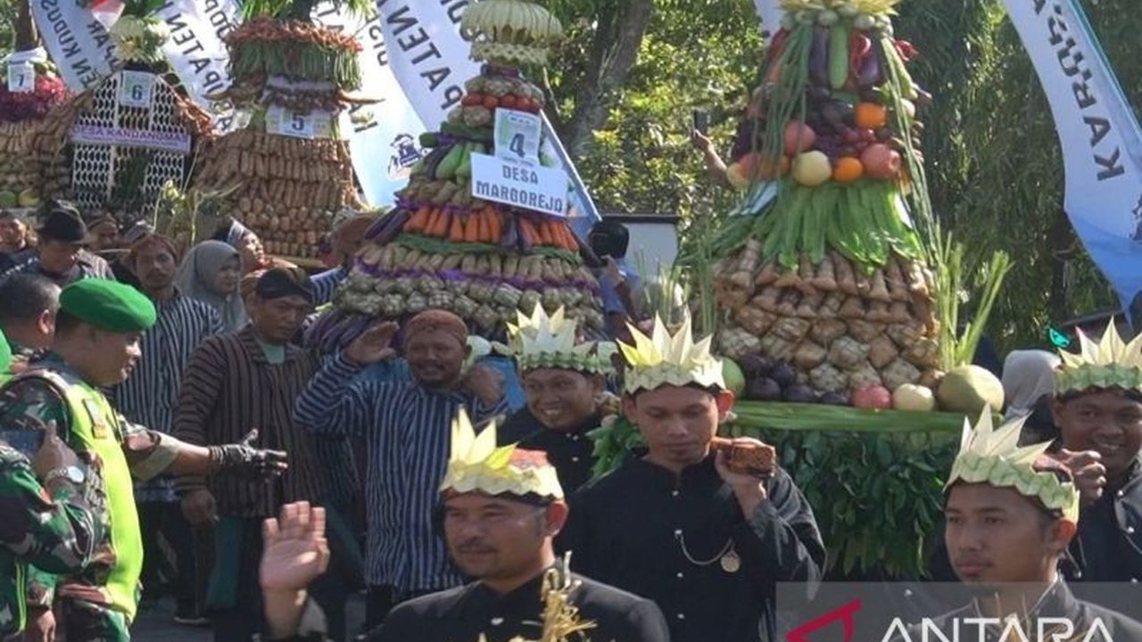 Ribuan ketupat diarak dalam Parade Seribu Ketupat di Kudus, Jawa Tengah, sebagai tradisi Syawalan yang unik dan berpotensi memecahkan rekor MURI.