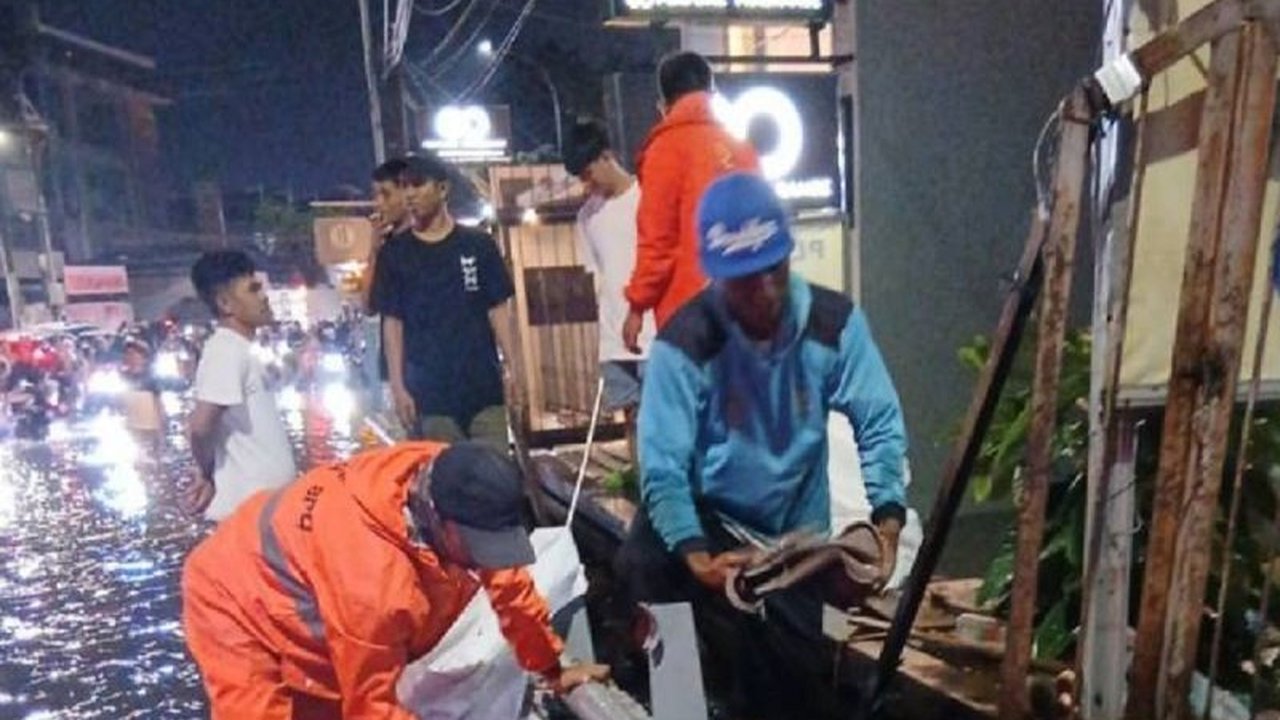 Dinas PUPR Kota Tangerang melakukan pembersihan saluran air untuk mencegah banjir susulan setelah cuaca ekstrem dan hujan lebat melanda wilayah tersebut.