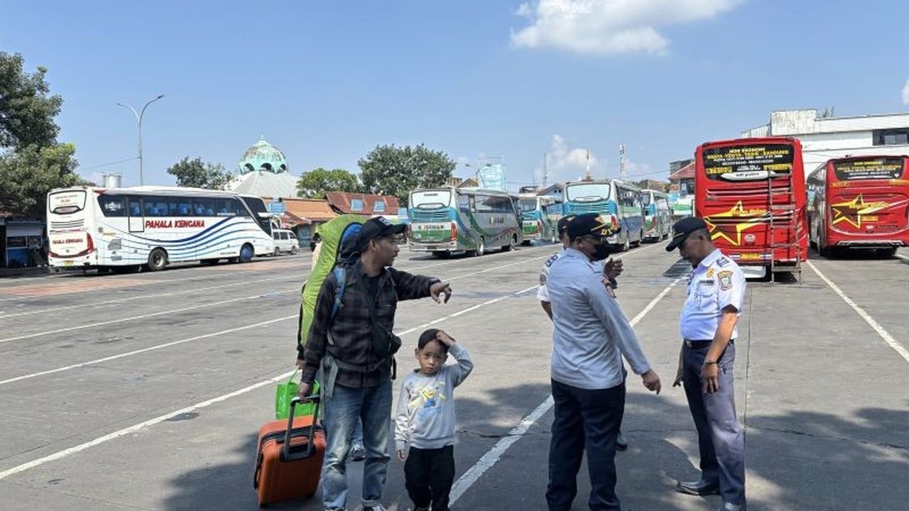 Wali Kota Bandung memprediksi jumlah pendatang baru pasca libur Lebaran 2025 akan kurang dari 5.000 orang dan menekankan pentingnya memiliki pekerjaan bagi pendatang.