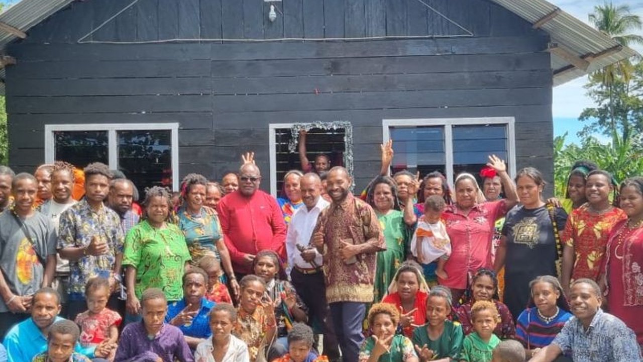 Gubernur Papua Tengah, Meki Fritz Nawipa, memberikan bantuan berupa kursi dan alat musik kepada GIDI Jemaat Antikohia Nabire sebagai bentuk apresiasi dan dukungan terhadap pertumbuhan iman jemaat serta pembangunan PAUD.