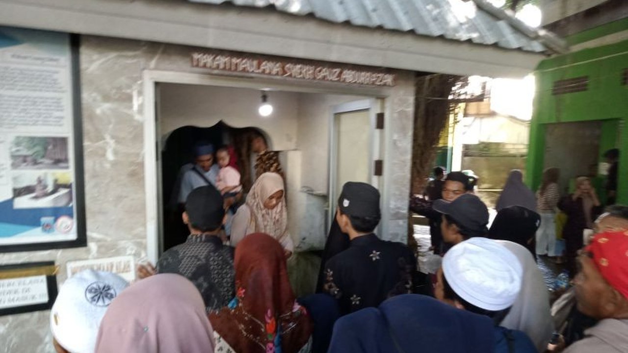 Ribuan warga Lombok berbondong-bondong ziarah ke Makam Loang Baloq dan Makam Bintaro di Mataram pada puncak Lebaran Ketupat 1446 H, menghormati para ulama penyebar agama Islam.