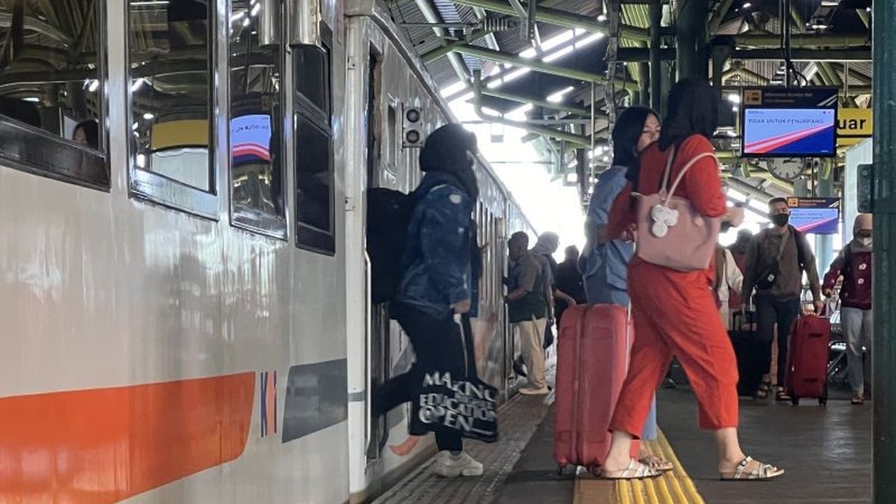 Sebanyak 16.839 penumpang kereta api tiba di Stasiun Gambir pada H+6 Lebaran 2025, menandai puncak arus balik yang relatif merata dibandingkan tahun-tahun sebelumnya.
