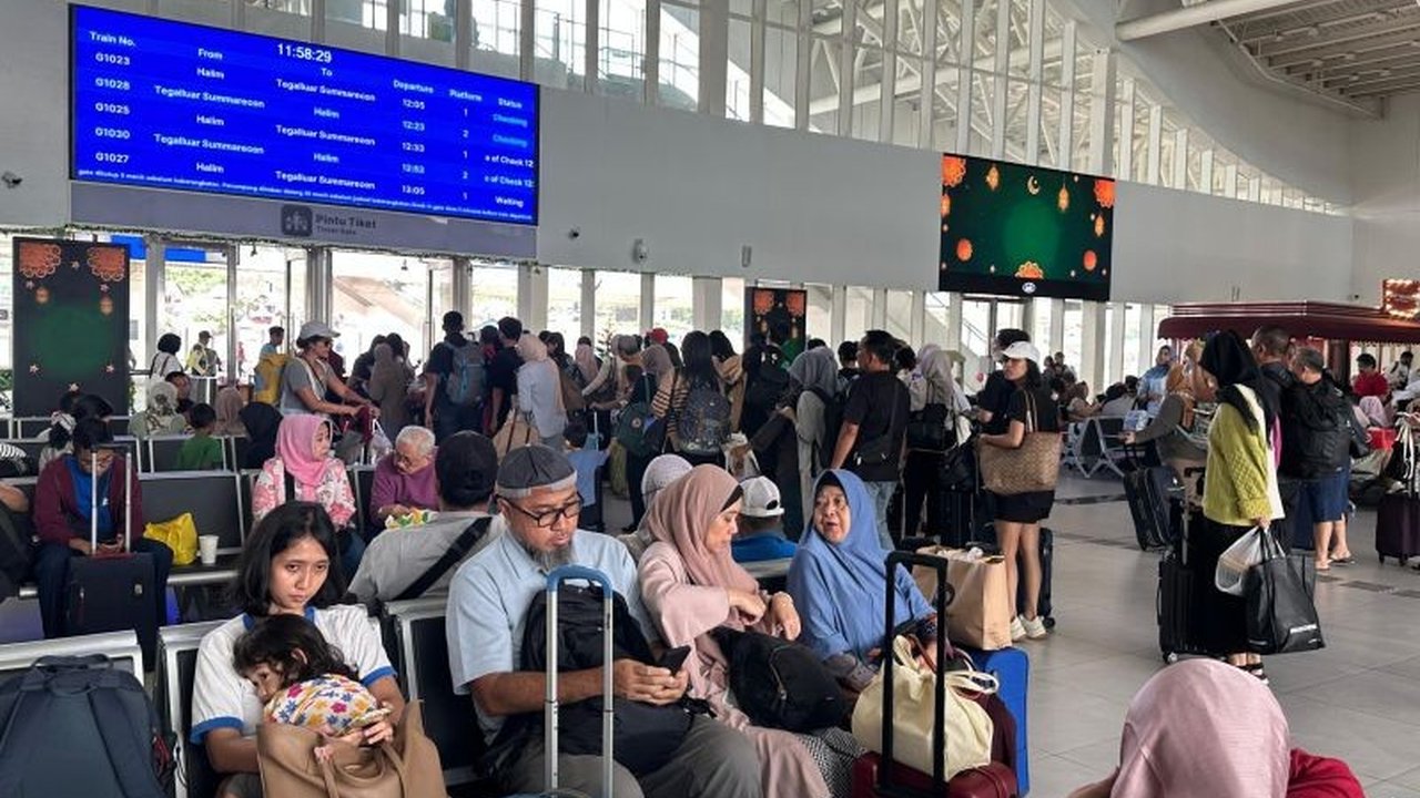 Kereta cepat Whoosh mencetak rekor jumlah penumpang tertinggi pada Minggu (6/4) dengan lebih dari 23 ribu penumpang di puncak arus balik Lebaran, menunjukkan tingginya minat masyarakat terhadap transportasi cepat dan nyaman.